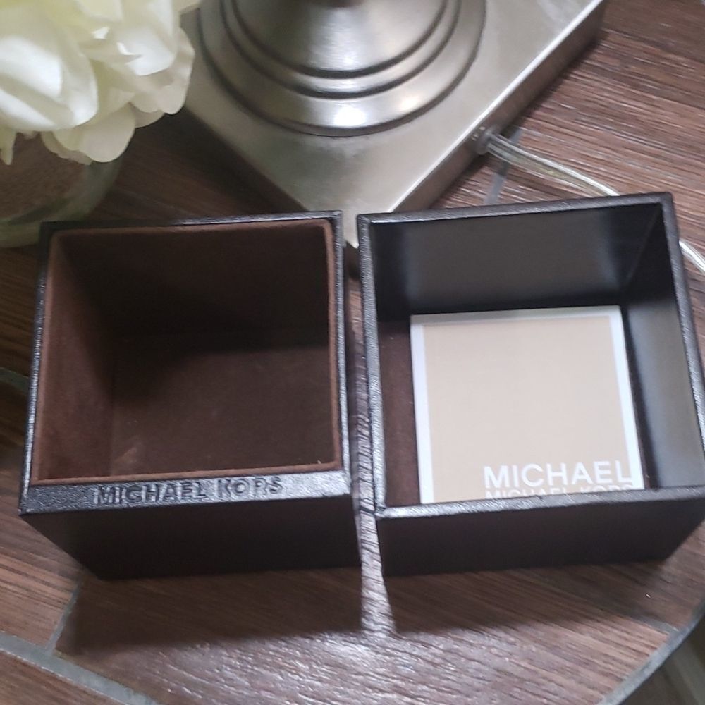 Michael Kors Watch Box - Picture 4 of 4